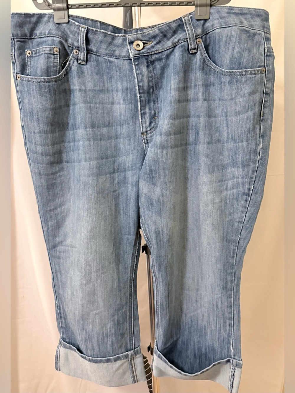 Merona Size 18R Light Wash Rolled Hem Capri Jeans